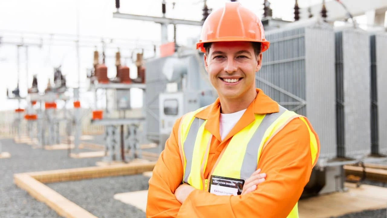 Profissional de engenharia com capacete e colete em uma instalação industrial